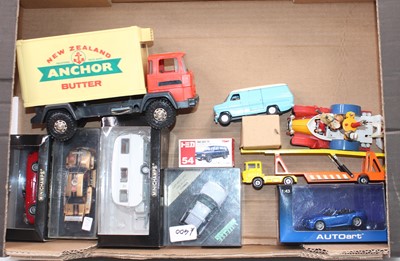 Lot 976 - A mixed lot of modern boxed diecast models and...