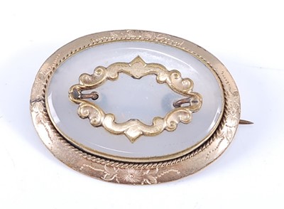 Lot 2633 - A yellow metal oval chalcedony inlaid brooch,...