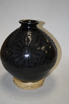 Lot 118 - A Mexican Reyna Simon Lopez pottery vase, of...