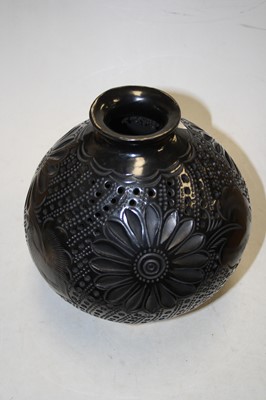 Lot 118 - A Mexican Reyna Simon Lopez pottery vase, of...