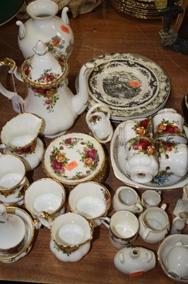 Lot 140 - A collection of various ceramics to include a...