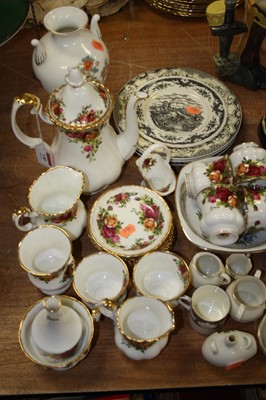 Lot 140 - A collection of various ceramics to include a...