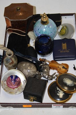 Lot 298 - A small collection of miscellaneous items to...