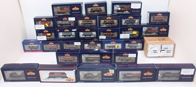 Lot 473 - 33 boxed Bachmann 00 Gauge Rolling stock and...