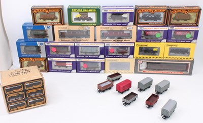 Lot 480 - 30+ various boxed and loose 00 Gauge items of...