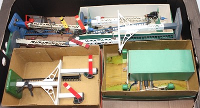 Lot 205 - Large tray of mainly Hornby signals, most in...