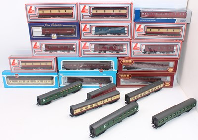 Lot 715 - Large box containing 20 assorted coaches by...