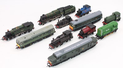 Lot 720 - Shoebox containing eleven unboxed locos of...