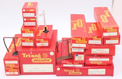 Lot 724 - Box of Triang accessories including R146...