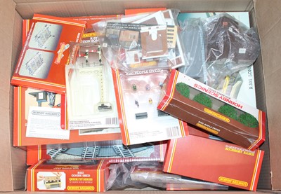 Lot 727 - Various mainly boxed Hornby accessories,...