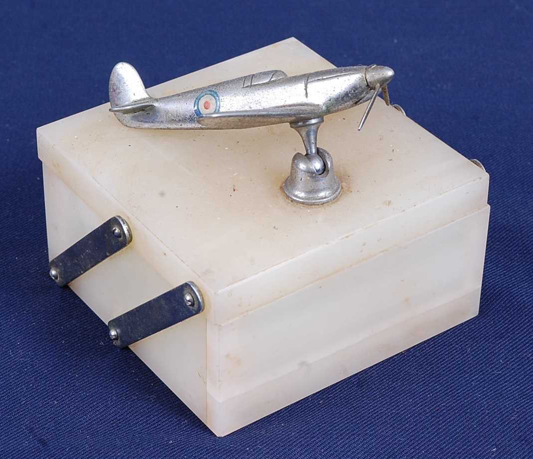 Lot 22 - A mid-20th century onyx table cigarette box,...