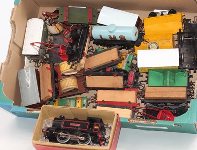 Lot 336 - Large tray of 28 Hornby wagons with a type 40...