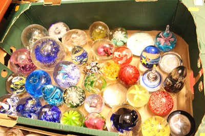 Lot 60 - A box of mainly modern glass paperweights, to...