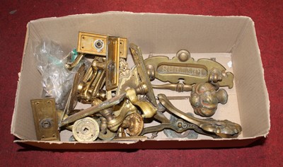 Lot 167 - A box of miscellaneous door furniture to...