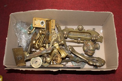 Lot 167 - A box of miscellaneous door furniture to...