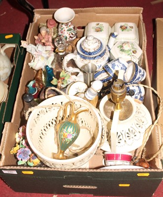 Lot 186 - A box of miscellaneous items, to include a...