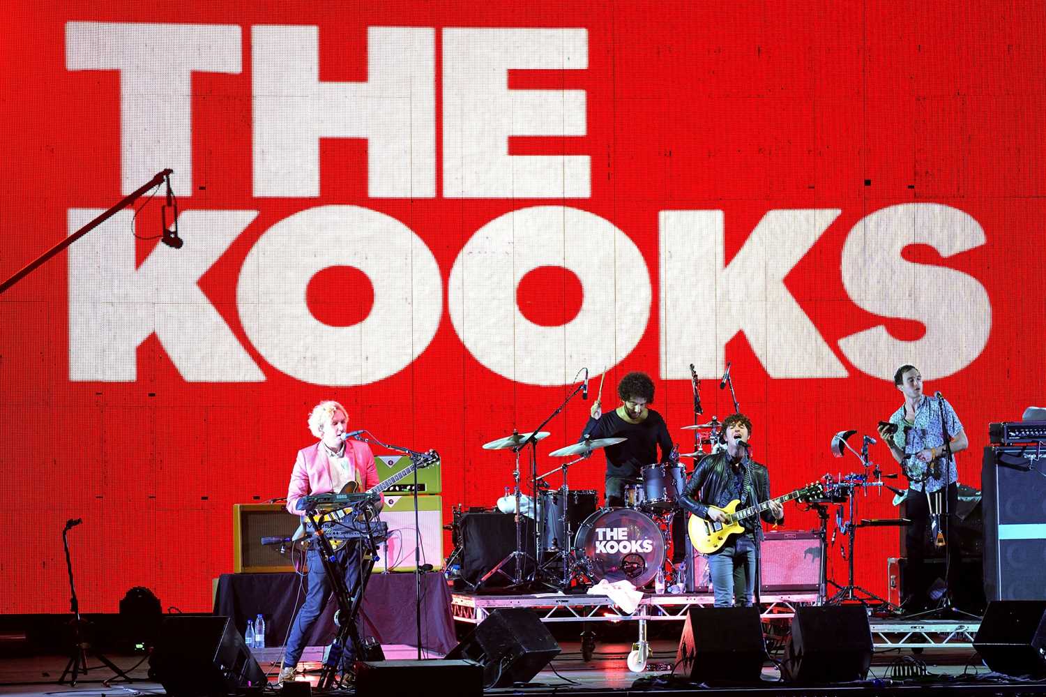 Lot 49 - The Kooks: Signed Guitar Ooh La a white Fender...