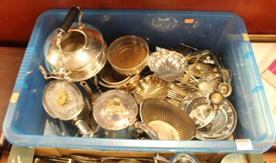 Lot 271 - A box of miscellaneous metalwares, to include...