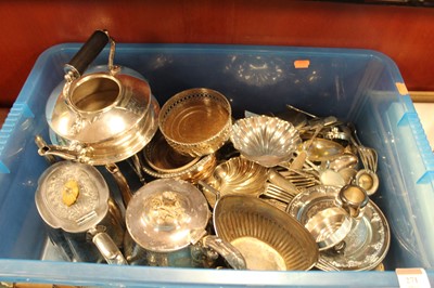 Lot 271 - A box of miscellaneous metalwares, to include...