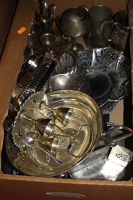 Lot 276 - A box of miscellaneous metalware, to include...