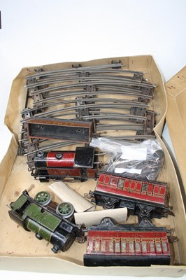 Lot 461 - A tinplate 0 gauge clockwork train set