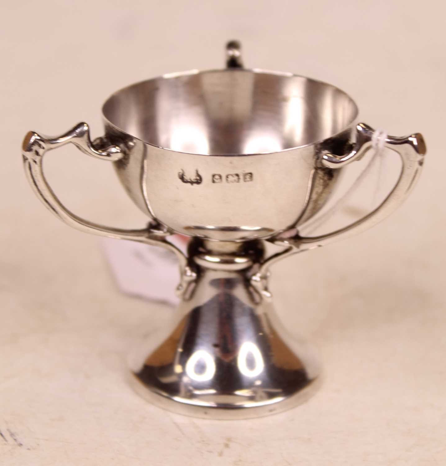 Lot 289 - A small Edwardian silver cup, having three...