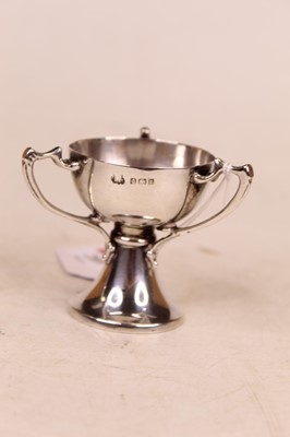 Lot 289 - A small Edwardian silver cup, having three...