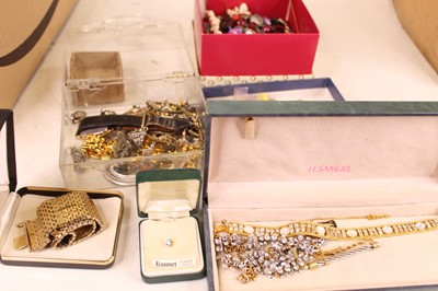 Lot 334 - A box of miscellaneous items, to include a...