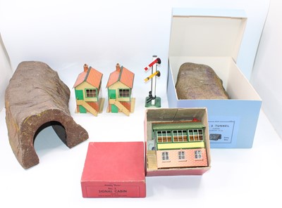 Lot 344 - Hornby O gauge items: 1932-6 Tunnel No.6...