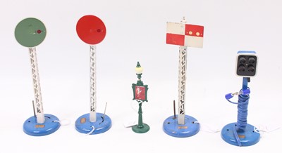 Lot 398 - Collection of French Hornby Signals including...