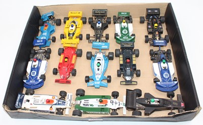 Lot 1472 - 13 various Scalextric Formula 1 slot cars to...