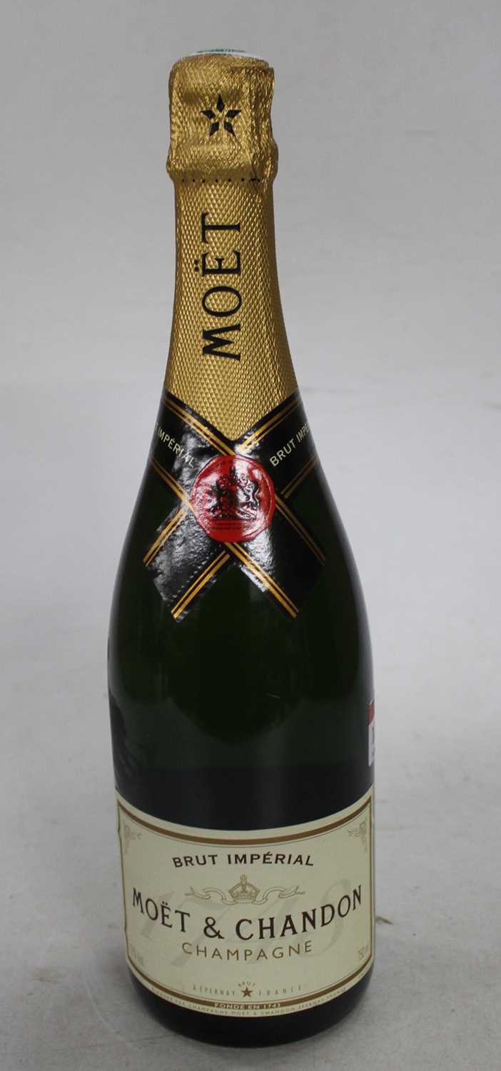 Lot 1256 - Moët & Chandon Brut Imperial NV champagne, one...