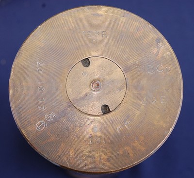 Lot 68 - A WW I 18 Pr brass shell case, dated 1917,...