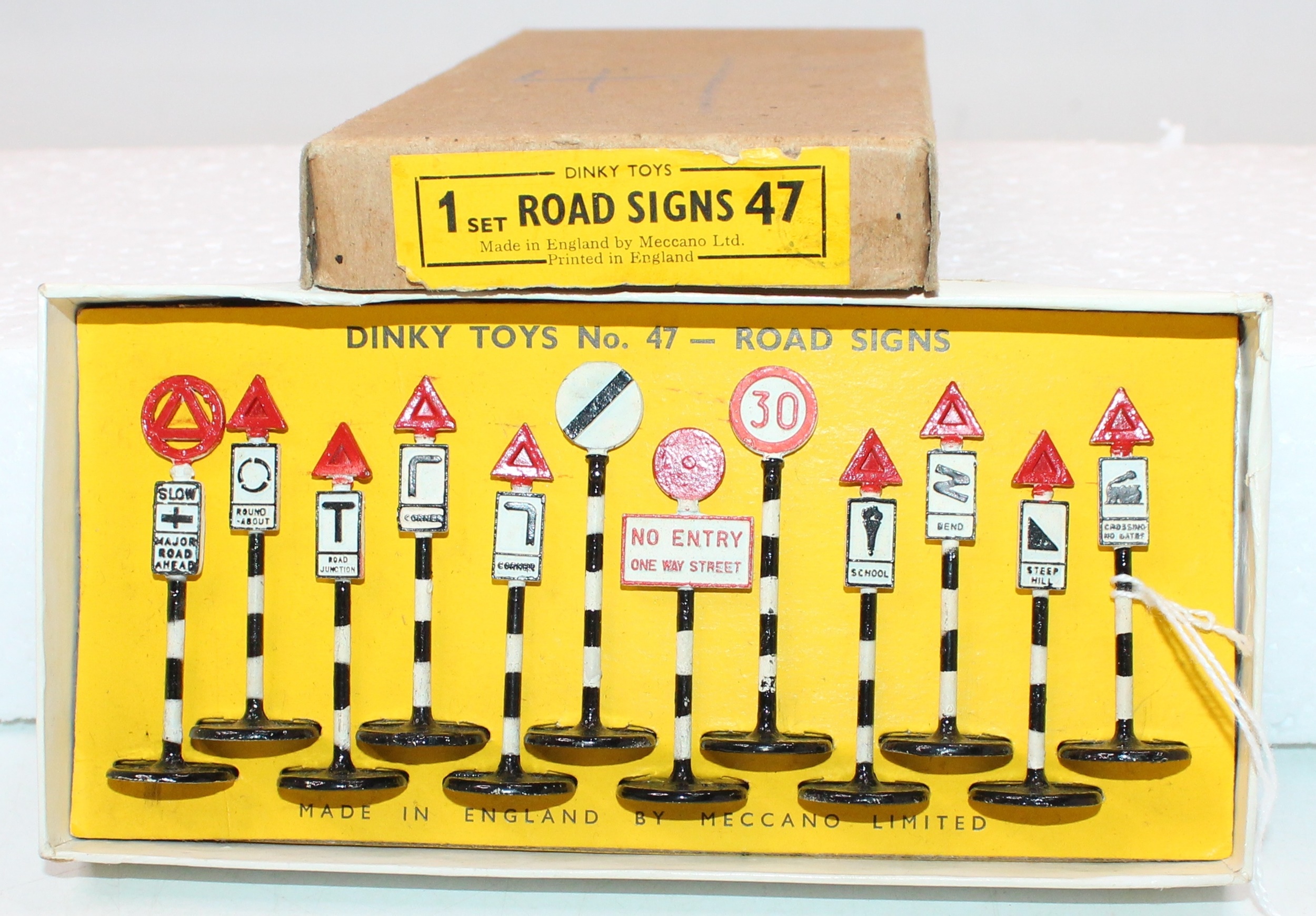 Lot 1076 - Dinky Toys No. 47 Road Signs Set containing