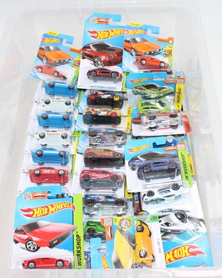 Lot 875 - Box with 66 models including. Mini’s, Land...