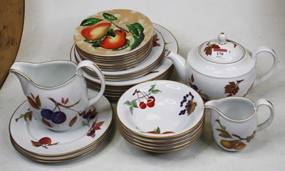 Lot 170 - A small collection of Worcester table wares in...