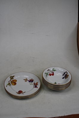 Lot 170 - A small collection of Worcester table wares in...
