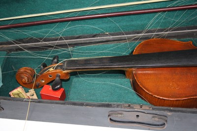 Lot 176 - A mid 20th century violin having a two-piece...