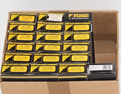 Lot 608 - 17 boxed Graham Farish N Gauge Tanker Wagons,...