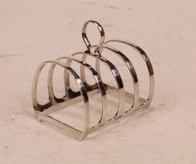 Lot 285 - A George V silver four-division toast rack, 2.8oz