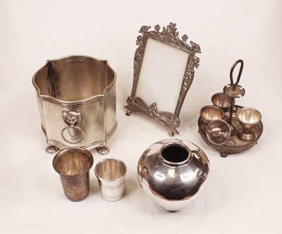 Lot 300 - A collection of miscellaneous items, to...