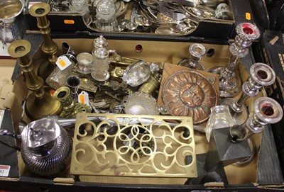 Lot 302 - A box of miscellaneous items, to include an...