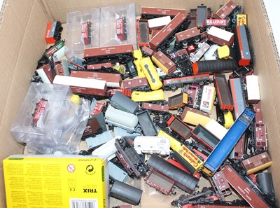 Lot 620 - Large box of various loose and part boxed...