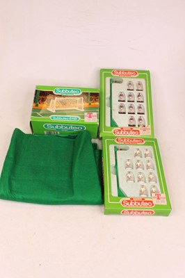 Lot 706 - A collection of vintage Subbuteo game pieces...