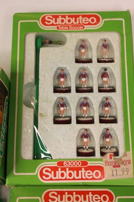Lot 706 - A collection of vintage Subbuteo game pieces...