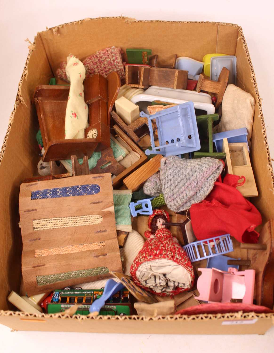 Lot 712 - A box of vintage dolls house furniture, to...