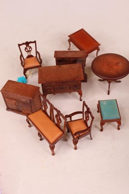 Lot 712 - A box of vintage dolls house furniture, to...