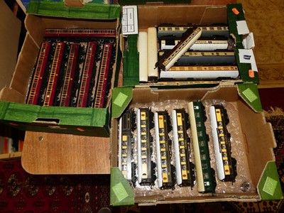 Lot 1626 - 3 trays of various 00 gauge items of rolling...