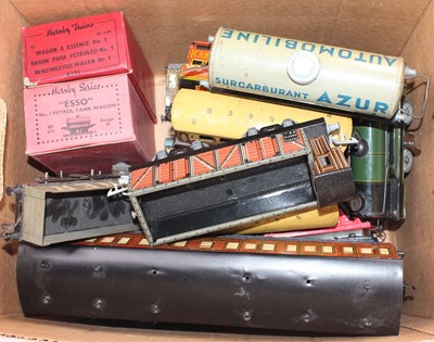 Lot 264 - Box of mainly Hornby O gauge items: 3 x...