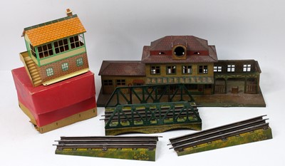 Lot 330 - Three O gauge items: Hornby 1955-7 No.2 signal...